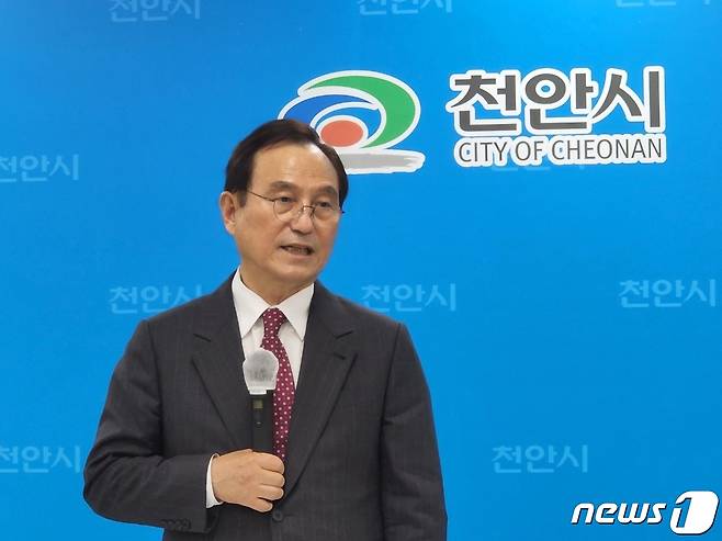 박상돈 천안시장은 1일 시청 브리핑실에서 천안이 부동산 조정대상지역에서 제외되지 않은데 대해 유감을 표했다. © 뉴스1