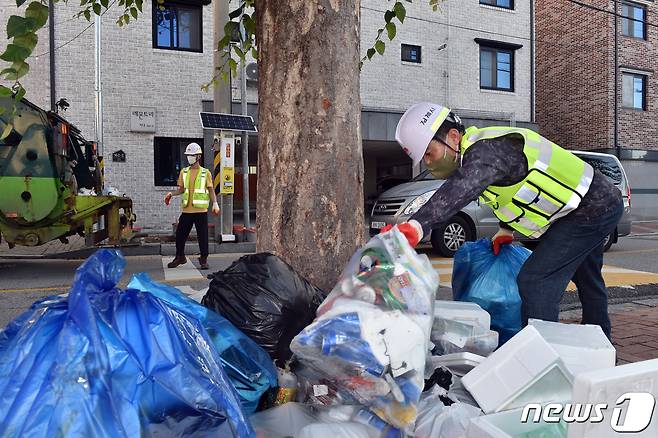 정성주 김제시장이 1일 오전 6시30분 시내 일원에서 생활쓰레기 수거 등 민생현장활동을 시작으로 공식일정을 시작했다.© 뉴스1