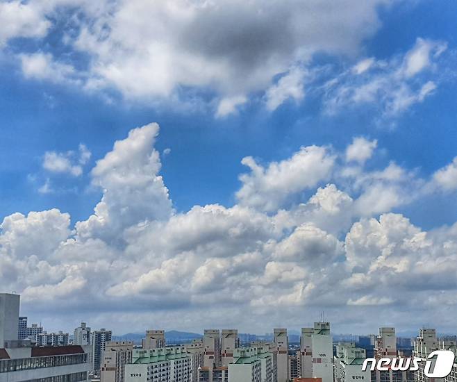 1일 오후 경기 고양 덕양구에 오랜만에 푸른 하늘이 펼쳐져 있다. 2022.7.1/뉴스1 © News1 황덕현 기자