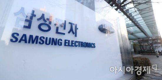 삼성전자가 연간 279조원이 넘는 매출을 올리며 사상 최대 실적을 냈다. 삼성전자는 지난해 연결 기준 잠정실적을 집계한 결과 매출은 279조400억원, 영업이익은 51조5700억원을 각각 기록했다고 7일 밝혔다. 이날 삼성전자 서초사옥에서 직원들이 출근하고 있다. /문호남 기자 munonam@