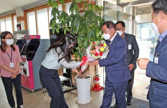 제47대 이승화 산청군수가 취임 후 읍면사무소를 방문하고 있다.