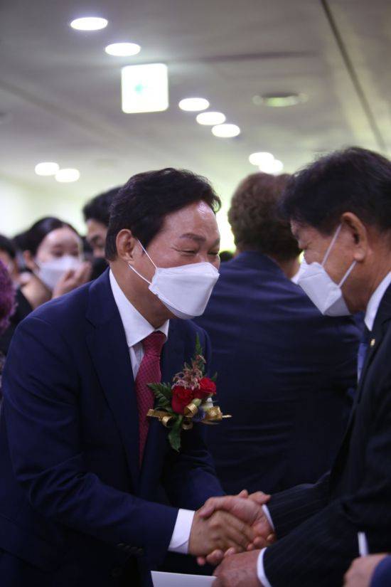 취임식에 참석한 도민과 악수를 나누는 박완수 경남도지사. /이세령 기자 ryeong@