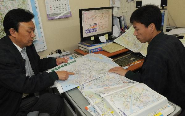 2009년 11월 지도 제작 작업을 하고 있는 서울 동대문구 용두동 Y사의 직원들. /주완중 기자