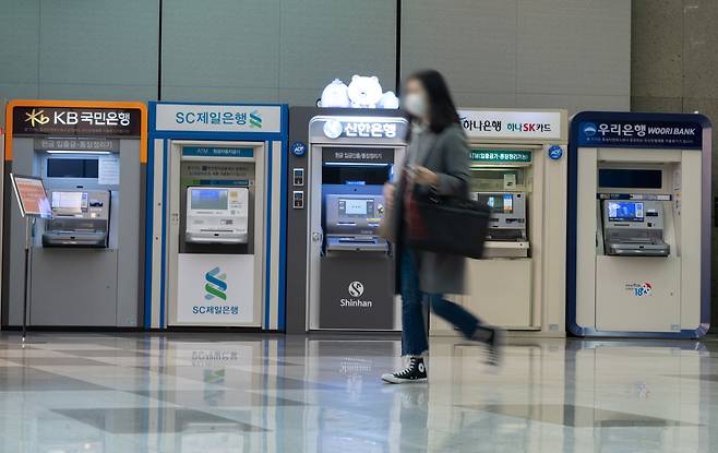 서울 시내의 시중은행 현금자동입출금기(ATM) 모습. /뉴스1