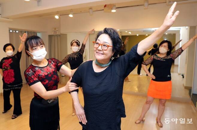 춤의 도반이자 멘토인 김지혜 강사의 지도를 받고 있는 김경숙 대표. 여럿이 함께 추는 라인댄스는 즐거움 뿐 아니라 몸 건강에도 좋은 운동이다. 이훈구 기자 ufol@donga.com