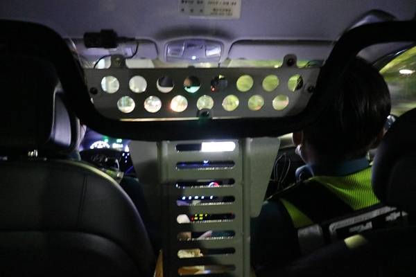 혐의자를 붙잡아 순찰차에 태울 때 경찰에게 위험한 폭력을 행사하는 경우가 많아 신변 보호를 위해 보호막이 설치되어 있다.