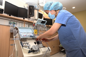 무수혈 및 환자혈액관리센터 정하란 간호사가 셀세이버 장비를 확인하고 있다./사진=순천향대서울병원 제공
