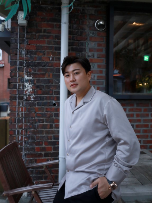 Singer Kim Ho-joong honestly confessed to the anxiety of the call off ahead of the call.Recently, Kim Ho-joong met with i at a cafe in Mapo-gu, Seoul and conducted an interview to commemorate the release of the new song The Lighting Man.The Shining Man released on the 18th was the first song released by Kim Ho-joong since the cancellation of the call.Especially during the service period, it was more meaningful as a song that depicted the various feelings that I felt while exchanging two letters with my fans every week.Kim Ho-joong is performing a vigorous activity such as KBS1 2022 Peace Concert, Dream Concert Trot, and Vocal Musics duet performance with Placido Domingo at the same time as Call off on the 9th.In September, SBS will be on a special show at Cheuseok, and will be on tour concert nationwide by the end of the year.Kim Ho-joong, who is working on such a breathless schedule, said, I think I want to rest after Call off.I was so crazy before joining the army. I was healing a lot during my time as a social worker, he said. There was a reason to work quickly.There are people who are waiting, so I thought I should do my best so that I do not feel bad about health or music as soon as I leave. Kim Ho-joong said, I missed the stage the most during my service. The Corona 19 situation was serious before, so I could not allow shouts and cheers.When I was a month ahead of Call Off, I was worried that I could do it as I used to when I went up to the stage, and it seemed to put myself on the test, he said.I was lying when I said I did not have anxiety, but I was still doing well. When I was on stage, I felt the most like I came to my place.He did not fret. Musical thirst was resolved after work, he explained.Kim Ho-joong said: I had a lot of time to listen to Music in the workshop that was close after work, not wanting to rush anything.I found what I wanted to do, he said.iMBC  Photo Providing Thinking Entertainment