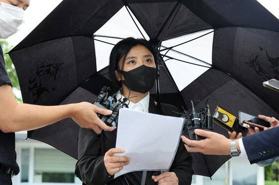 김성진 아이카이스트 대표의 법률 대리인인 김소연 변호사가 30일 경기도 의왕시 서울구치소 앞에서 취재진의 질문에 답변하고 있다. 이날 서울경찰청 반부패·공공범죄수사대는 지난 2013년 이준석 국민의힘 대표에게 성접대했다는 의혹을 받는 김 대표를 참고인 신분으로 조사했다. 뉴스1