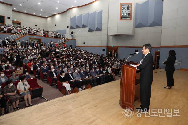 ▲ 김홍규 강릉시장 취임식이 1일 시청 대강당에서 노인·장애인·여성·문화예술·체육·봉사 등 각 분야 단체회장과 회원, 소상공인 자영업자 등이 참석한 가운데 열렸다.