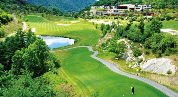 조희찬 한국경제신문 기자가 세이지우드CC홍천의 시그니처 홀인 드림코스 3번홀에서 티샷하고 있다. /임대철 한경디지털랩 기자