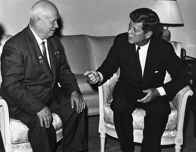 1961년 오스트리아 빈에서 열린 정상회담에서 만난 존 F 케네디 미국 대통령(오른쪽)과 니키타 흐루쇼프 소련 공산당 서기장. 삼인 제공