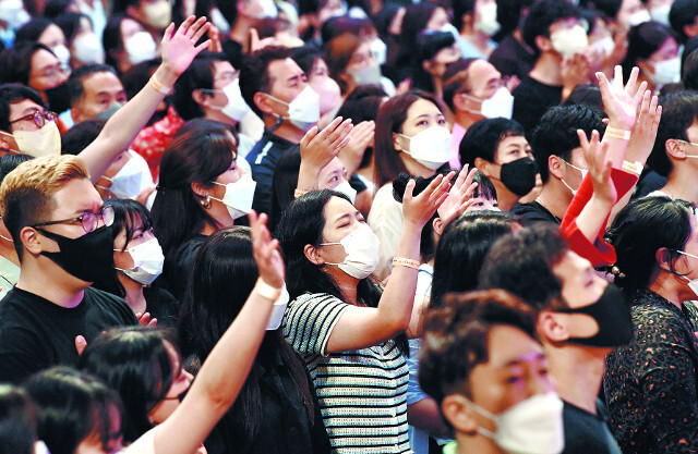 카운트다운 킹덤 파이오니어 집회에 참석한 청년들이 30일 서울 용산구 온누리교회 본당에서 두 손을 들고 찬양하고 있다. 신석현 포토그래퍼