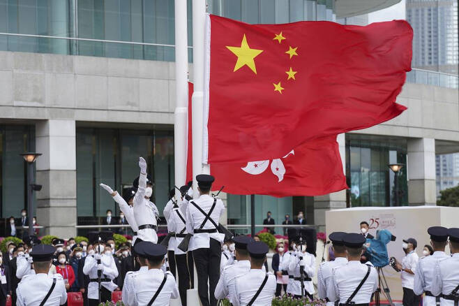 [홍콩=AP/뉴시스] 1일 홍콩 골든 바우히니아 광장에서 홍콩 반환 25주년 기념식이 열려 중국 국기와 홍콩 깃발이 게양되고 있다. 2022.07.01.