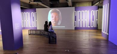 현대카드 스토리지를 찾은 관객들이 마틴 심스의 영상 작품을 보고 있다.