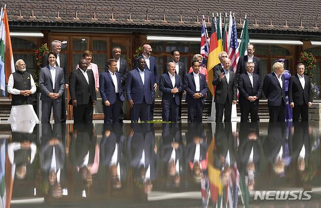 [엘마우=AP/뉴시스] 27일(현지시간) 주요 7개국(G7) 정상회의가 열리고 있는 독일 바이에른주 크루엔 엘마우성에서 G7 및 초청국 정상들이 단체 사진을 찍기 위해 포즈를 취하고 있다. 2022.06.28.