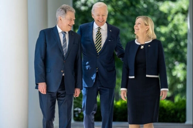 조 바이든 미국 대통령(가운데)이 지난 5월19일 백악관에서 사울리 니니스퇴 핀란드 대통령(왼쪽), 마그달레나 안데르손 스웨덴 총리와 3자회의를 가진 뒤 활짝 웃는 모습. 이날 미국은 핀란드·스웨덴의 나토 가입 지지를 공식 선언했다. 바이든 대통령 SNS 캡처