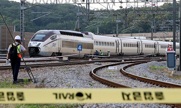 1일 부산에서 수서역으로 향하던 SRT 열차가 대전조창역 인근에서 탈선하는 사고가 발생해 관계자들이 사고를 수습하고 있다. 뉴스1