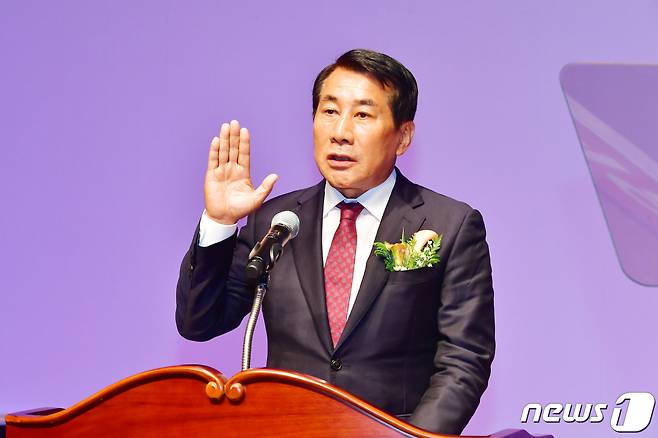 나동연 경남 양산시장이 1일 취임식에서 선서를 하고 있다. (양산시 제공) © 뉴스1