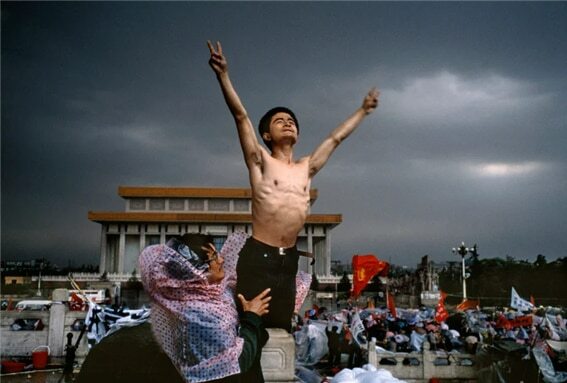 <1989년 톈안먼 민주화 운동 당시 한 청년이 상의를 벗고서 평화의 상징을 연출하고 있다. 사진/Stuart Franklin—Magnum>