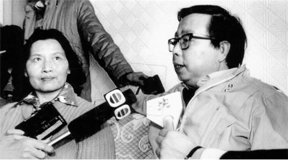 <1989년 6월 5일 미국 대사관으로 망명한 천체물리학자 팡리즈와 베이징 대학 교수 리수셴이 언론과 인터뷰를 하고 있다. 사진/공공부문>