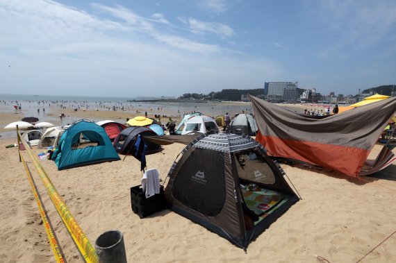 전국 대부분의 지역에 폭염특보가 내려진 2일 오후 인천 을왕리해수욕장을 찾은 시민들이 텐트를 치는 등 휴일을 즐기고 있다. 뉴스1 제공