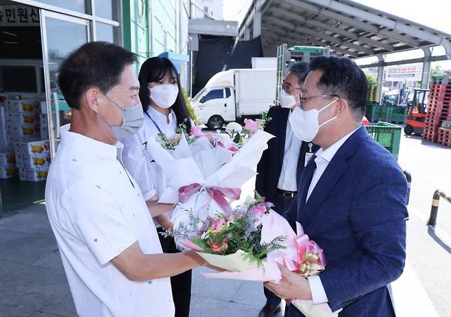 이장우 대전시장은 2일 대전 대덕구 오정동 농수산물도매시장을 방문, 상인들로 부터 환영의 인사를 받고 있다. 사진=대전시.