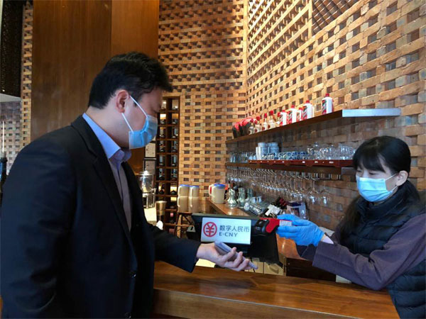 중국 선전시에 위치한 호텔 식당에서 한 고객이 모바일 애플리케이션에 탑재된 디지털 화폐로 결제하고 있다. [매경DB]