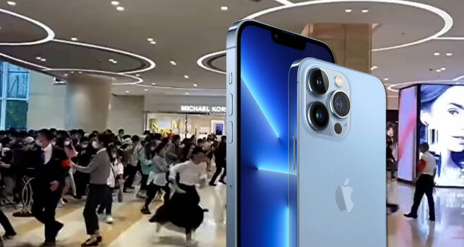 ‘아이폰13’ 시리즈가 출시된 지난해 9월, 중국의 한 쇼핑몰에 아이폰을 사러 온 소비자들이 줄을 서있다. [사우스차이나모닝포스트 유튜브]
