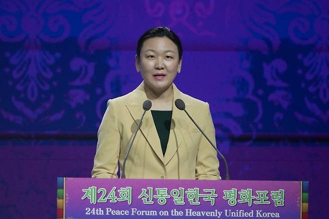 제24회 신통일한국 평화포럼에서 참석자들을 환영하고 있는 문연아 천주평화연합 한국의장.
