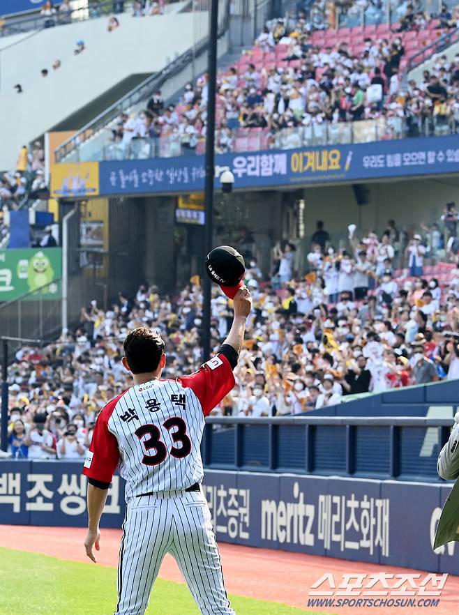 2022 KBO리그 롯데 자이언츠와 LG 트윈스의 경기가 3일 잠실야구장에서 열렸다. 오늘 은퇴식을 갖는 박용택이 팬들의 환호와 함꼐 그라운드에 나서고 있다. 잠실=허상욱 기자wook@sportschosun.com/2022.07.03/