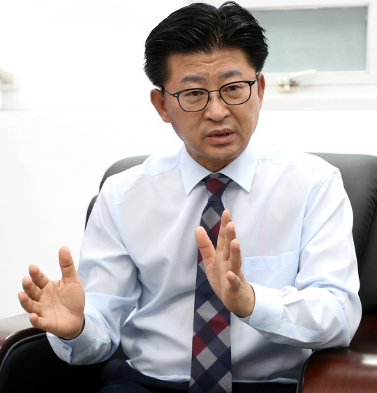 최충규 대덕구청장이 "중앙정부와 대전시의 협력을 통해 변방으로 밀려난 대덕구의 가치를 높이겠다"며 포부를 밝히고 있다. 최은성 기자