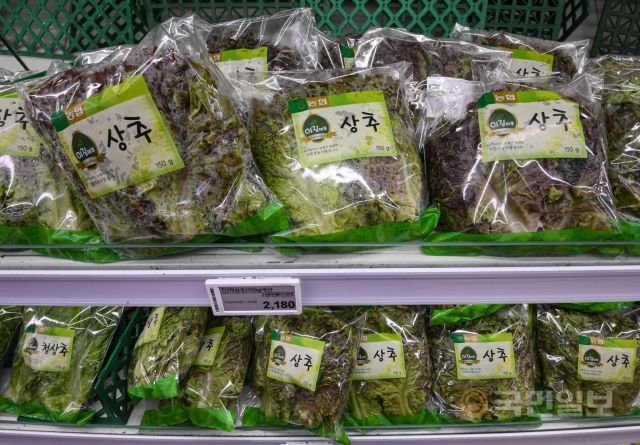 3일 서울 서초구 농협유통 하나로마트 양재점에서 상추가 판매되고 있다.