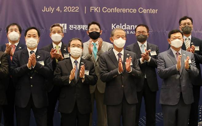 허창수 전국경제인연합 회장과 도쿠라 마사카즈 게이단렌 회장 등이 4일 오전 서울 여의도 전경련 회관에서 열린 제29회 한일재계회의에 참석해 기념 촬영을 하고 있다. 이번 회의는 신종 코로나바이러스 감염증(코로나19) 여파로 3년 만에 개최됐다. (사진=뉴스1)