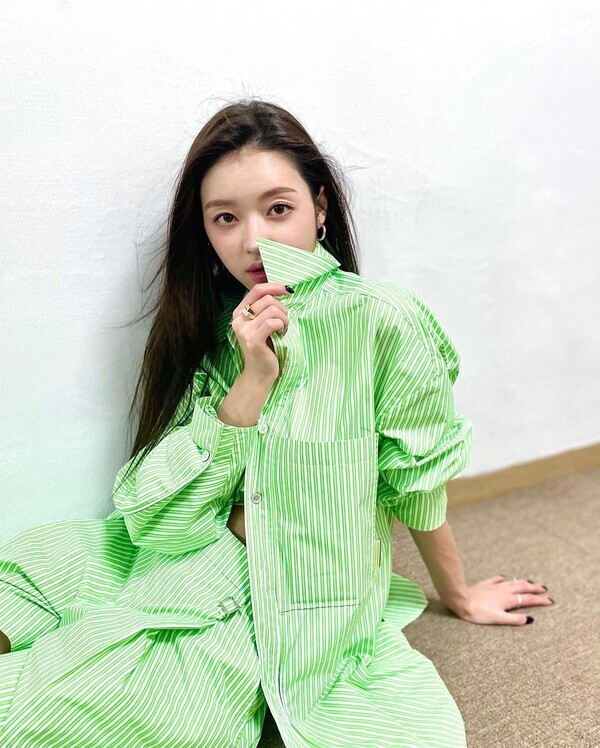 Group Omai Girl YooA has released a youthful visual.On Monday, YooA posted a photo of her in a green costume with an apple-shaped emoticon on her Instagram account.In the photo, YooA sat on the floor in a green striped overfit shirt and shorts, posing like a hair tie.He winked one eye and emphasized his youthful charm, and he boasted a goddess beauty and a delicate body.On the other hand, Ohmy Girl, who belongs to YooA, acted as Real Love in March.