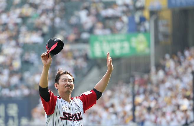 박용택 KBS N 해설위원이 3일 잠실야구장에서 롯데와 LG의 프로야구 경기가 시작되기 전 열린 은퇴식에서 관중을 향해 인사하고 있다. /연합뉴스