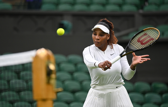 Serena Williams of the United States practices during a Wimbledon training session on Friday at The All England Tennis Club in Wimbledon, southwest London. [EPA/YONHAP]