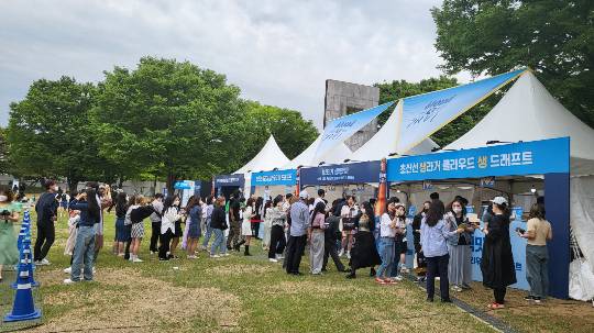 롯데칠성음료의 클라우드 생 드래프트는 지난 달 13일부터 15일까지 사흘 간 서울 올림픽공원에서 진행되는 '뷰티풀 민트 라이프 2022'에 맥주 브랜드 단독 후원사로 참여했다. 사진은 롯데칠성음료 맥주BM팀 직원이 뷰티풀 민트 라이프 행사에 방문 후 찍은 사진. /사진=롯데칠성음료