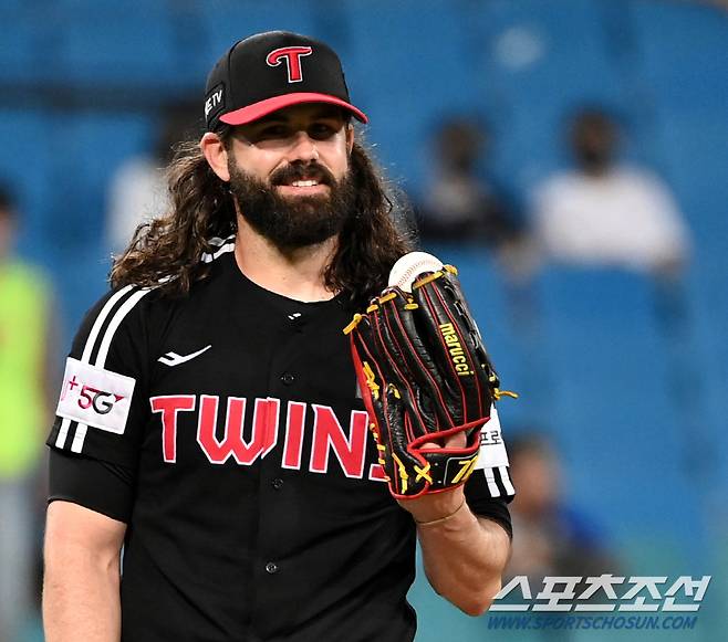 2022 KBO리그 LG 트윈스와 삼성 라이온즈의 경기가 5일 대구 삼성라이온즈파크에서 열렸다. 7회말 2사 만루 LG 켈리가 삼성 김헌곤의 투수 직선타 타구를 잡아낸 후 미소짓고 있다. 대구=허상욱 기자wook@sportschosun.com/2022.07.05/