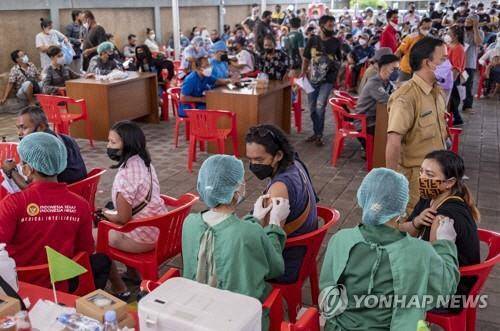 인도네시아 발리에서 시민들이 코로나19 백신 접종을 받고 있다. <발리 EPA=연합뉴스>