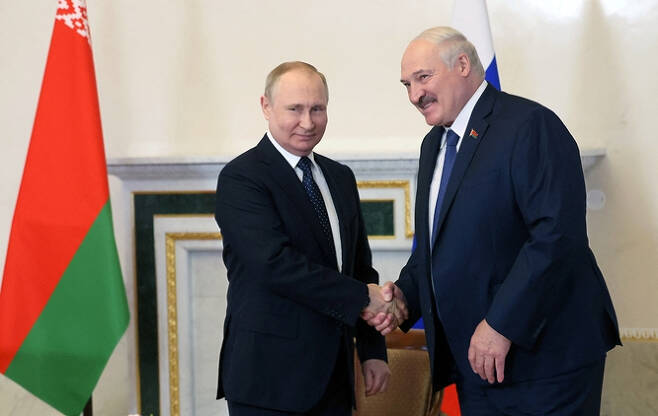 사진은 블라디미르 푸틴 러시아 대통령(왼쪽)과 알렉산더 루카센코 벨라루스 대통령이 지난달 25일(현지시각) 러시아 상트페테르부르크에서 열린 정상회담에 앞서 악수하는 모습. /사진=로이터