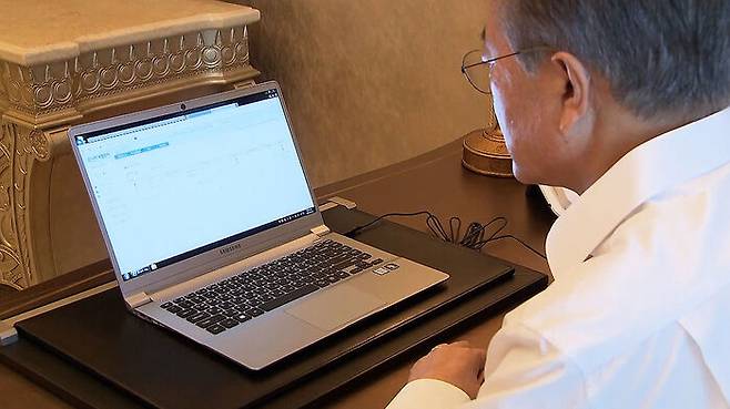 2018년 3월 26일 문재인 전 대통령은 아랍에미리트를 공식 방문한 와중에 개헌안의 국회 송부와 공고 재가를 위해 전자 결재를 했다. (사진=청와대 제공)