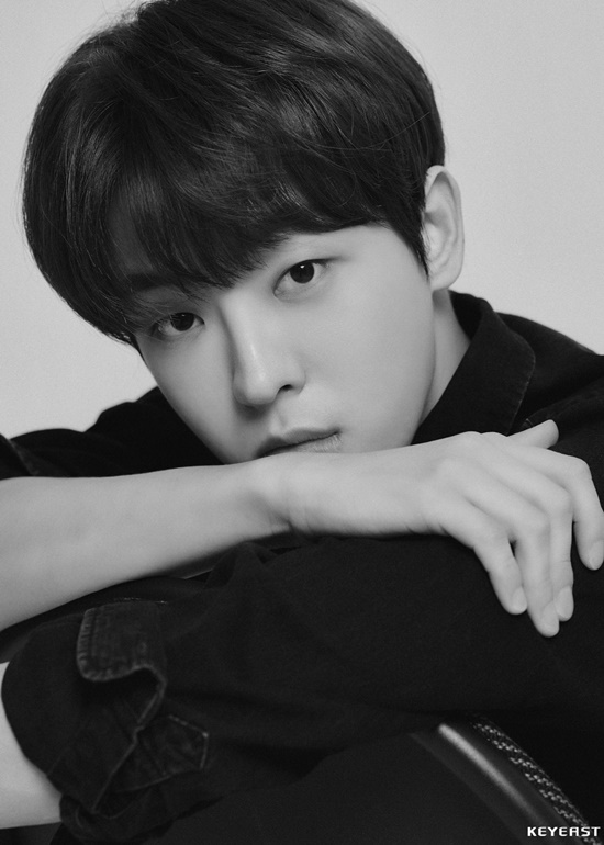 A new profile photo of actor Lee Tae-vin has been released.Lee Tae-vin, who was released through his agency Keyeast Entertainment on May 5, has a soft charm with casual styling.A boyish smile and a bright visual create a warmth.In the black and white photographs, the opposite charm overwhelmed the gaze.Lee Tae-vins dreamy eyes, chic charisma, which reversed the atmosphere with a simple black shirt, blend with a sophisticated mood of black and white, making it impossible to keep an eye on.On the other hand, Lee Tae-vin, who appeared in the previous season of Penthouse, played the role of Lee Min-hyuk, the son of Bong Tae-gyu and Yoon Joo-hee, and received a hot love as much as the popularity of drama.Recently, he appeared in Mnet Tuk-tuks counterattack, a coaching reality program of Street Woman Fighter Leaders, and attracted attention with various charms ranging from passion for dance to a reversal aspect.Interest in the future moves is also heightened.Photo: Keyeast Entertainment