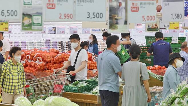 6월 소비자물가 6.0% 급등…외환위기 이후 약 24년만에 최고 [연합뉴스 자료사진]