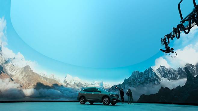 CJ ENM의 버추얼 스튜디오 '버추얼 프로덕션 스테이지'에서 LED 스크린을 배경으로 촬영 중인 모습. /CJ ENM