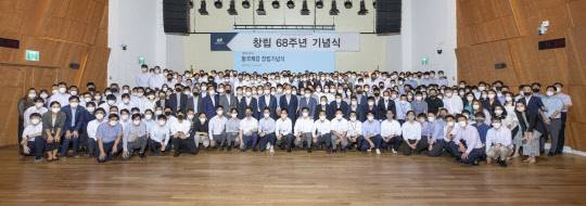 6일 서울 중구 수하동 페럼타워 페럼홀에서 열린 동국제강 창립 68주년 기념식 단체사진. <동국제강 제공>