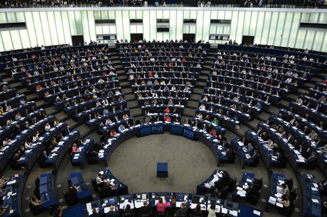 유럽의회는 6일 프랑스 스트라스부르 본부에서 열린 본회의에서 원전과 천가스를 택소노미에 포함시킨 EU 집행위원회 규정안을 가결했다. 스트라스부르=AFP 연합뉴스