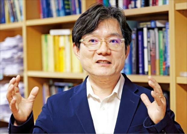 한국경제학회 차기 회장인 황윤재 서울대 경제학부 석좌교수는 지난 27일 서울대 연구실에서 한국경제신문과 한 인터뷰에서 “스태그플레이션 가능성도 배제할 수 없다”고 진단했다. 허문찬 기자