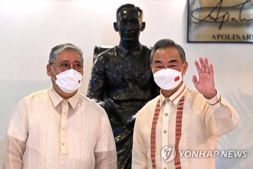 필리핀 방문한 왕이 중국 외교부장 (마닐라 AFP=연합뉴스) 필리핀을 방문한 왕이 중국 외교부장(오른쪽·68)이 6일 수도 마닐라의 외교부 청사에서 엔리케 마날로 필리핀 외교부 장관(69)과 양자 회담에 앞서 포즈를 취하고 있다. 전날 필리핀에 도착한 왕이 외교부장은 이날 양국 간 실질적 협력 방안과 역내 사안에 관해 논의한다. 2022.7.6
alo95@yna.co.kr
(끝)