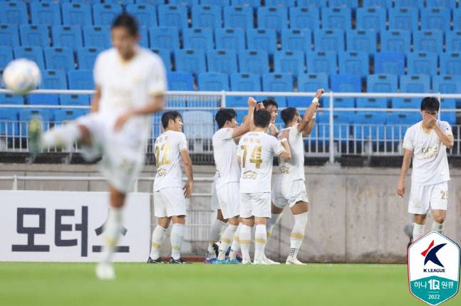 대구 조진우(가운데)가 6일 수원전에서 선제골을 넣고 세리머니를 펼치고 있다. 제공 | 한국프로축구연맹